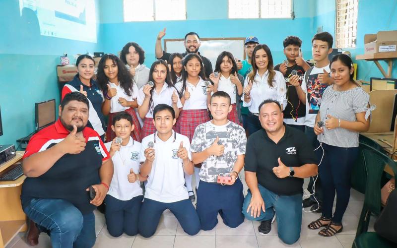 Jóvenes peteneros participan en taller de robótica e inclusión auditiva