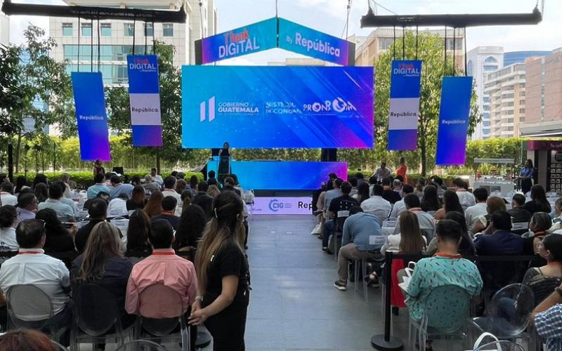 La viceministra de Inversión  y Competencia, Francisca Cárdenas, durante su disertación en el evento.