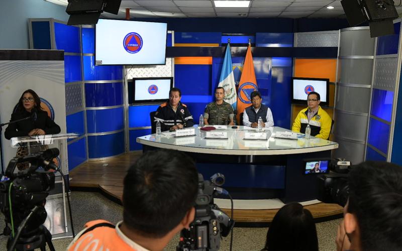 Secretario y funcionarios de Gobierno en conferencia de prensa