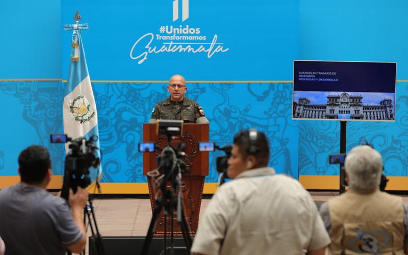 Desarrollo de la conferencia de prensa semanal con medios de comunicación