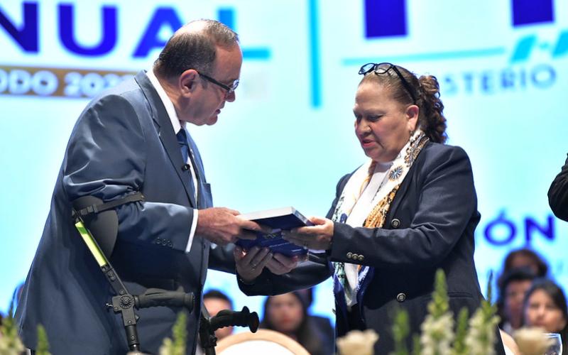 presidente participan en la presentación de 