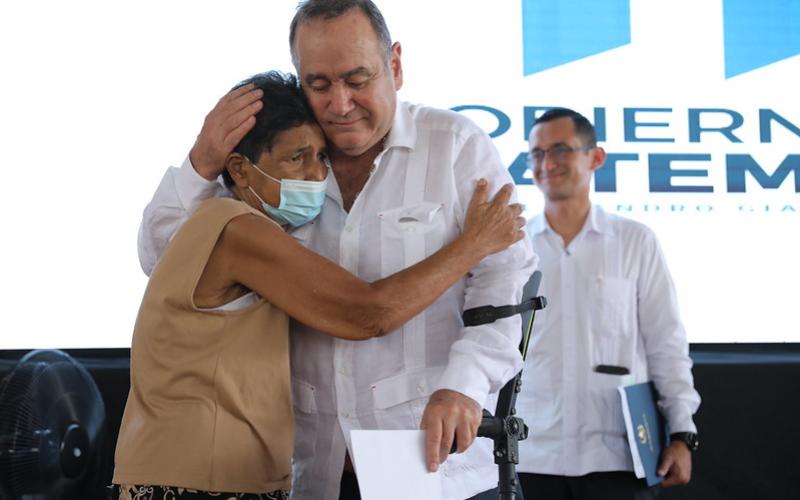 Presidente de la República entrega beneficio a adulto mayor