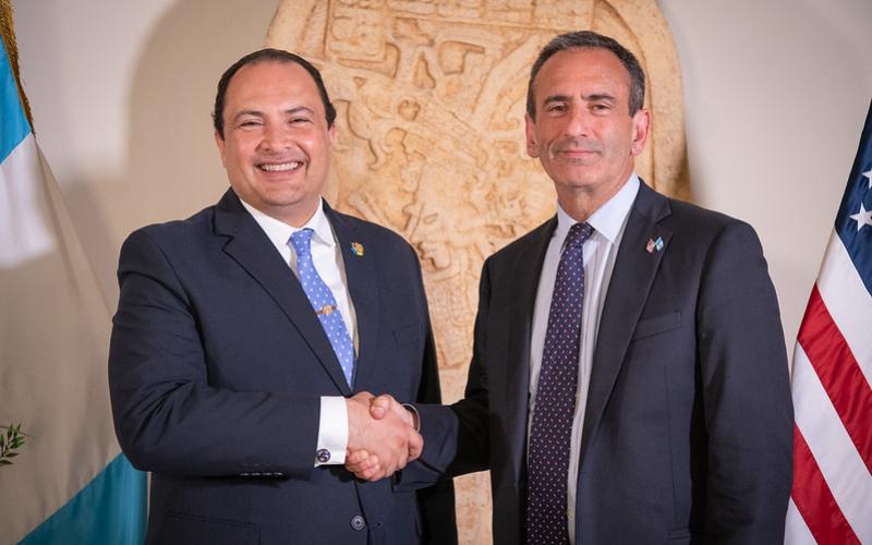 Representantes del Gobierno de Guatemala y los Estados Unidos