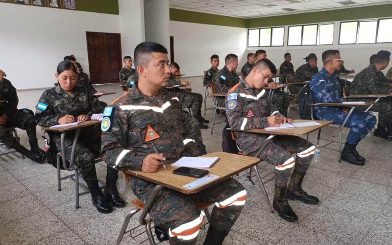 Rescatistas del Batallón de Ayuda Humanitaria y de Rescate del Ejército de Guatemala se entrenan en el Curso Integrado de Ayuda Humanitaria.