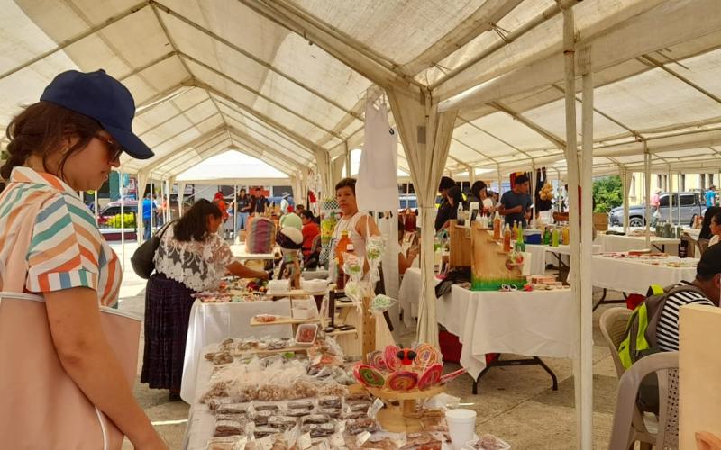 Emprendedoras participan en feria de comercialización de productos