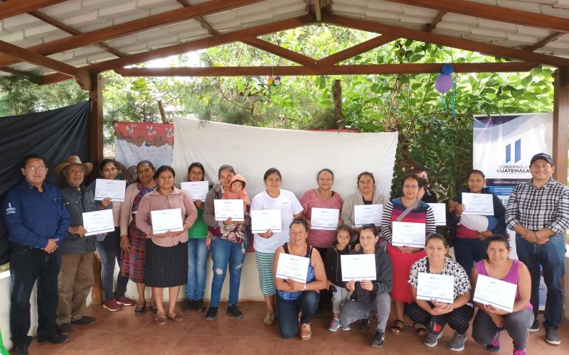 Emprendedores reciben reconocimiento de participación en capacitación sobre uso de plataformas digitales