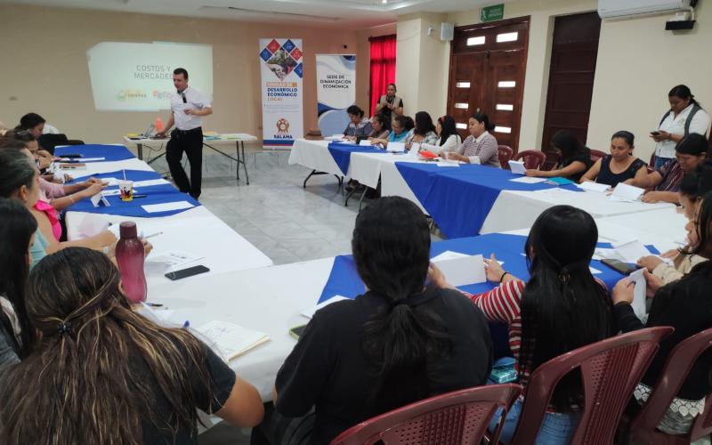 Empresarios y emprendedores reciben capacitación de educación financiera en Baja Verapaz