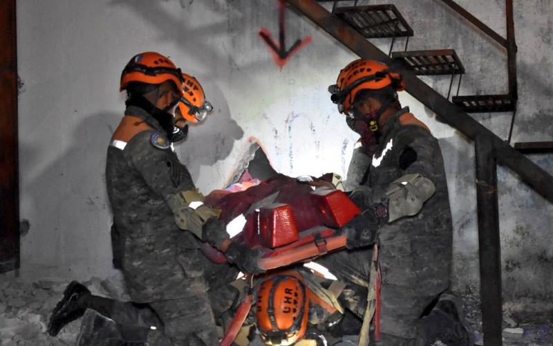 Rescatistas Militares participan en entrenamiento de Búsqueda y Rescate en Estructuras Colapsadas (BREC), impartido por Bomberos Municipales.
