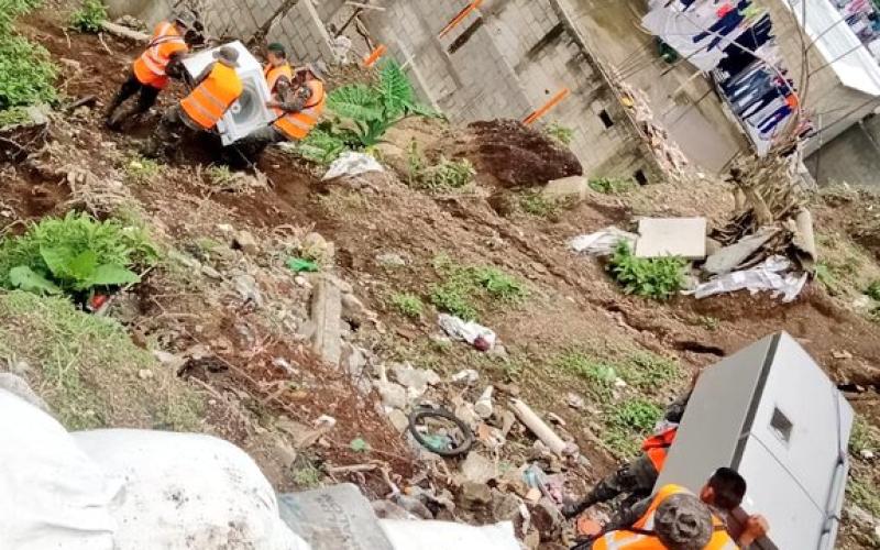 Policías Militares realizan labores de evacuación y traslado de familias afectadas por deslave en la zona 5 capitalina