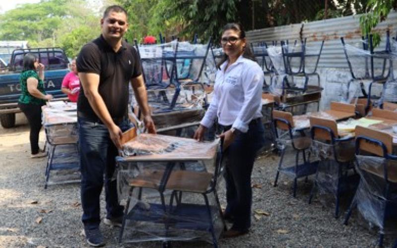 Entregan mobiliario escolar a centros educativos 