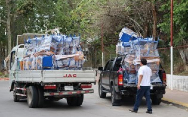 Entregan escritorios a escuelas de Jutiapa