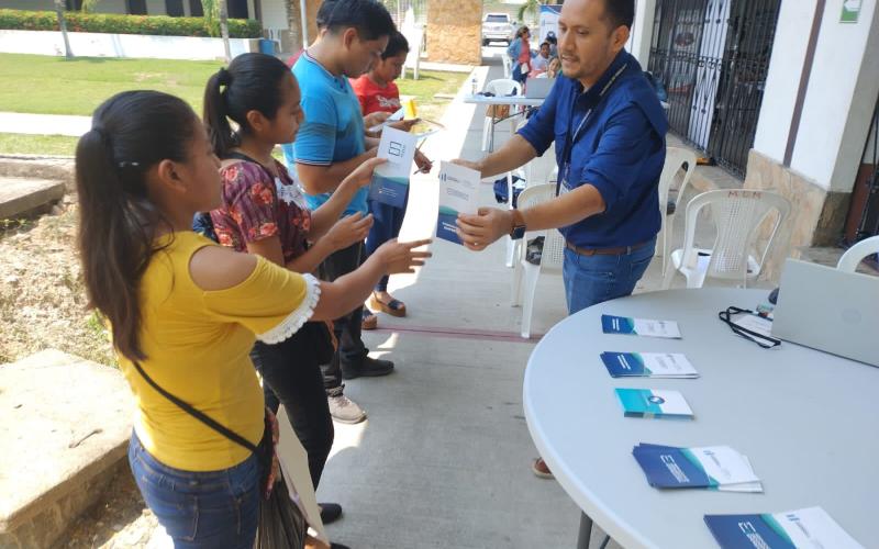 Personas recibiendo información sobre cómo impulsar sus emprendimientos en Izabal