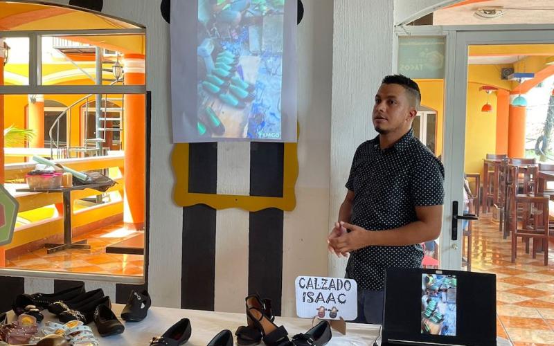 Emprendedor expone sus productos y servicios en evento para emprendedores en Jutiapa