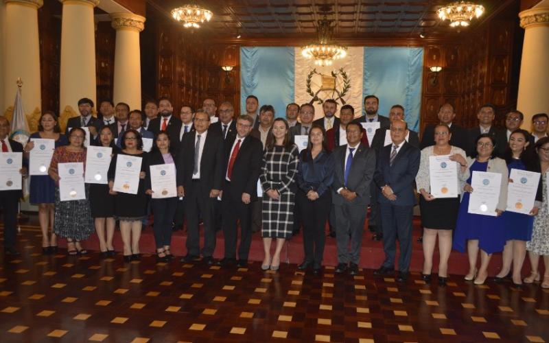 Reconocen a profesionales graduados de la Maestría en Gestión  de la Planificación para el Desarrollo de Guatemala