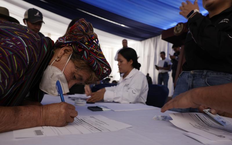 Adultos mayores de Quiché reciben notificacioones del PAM