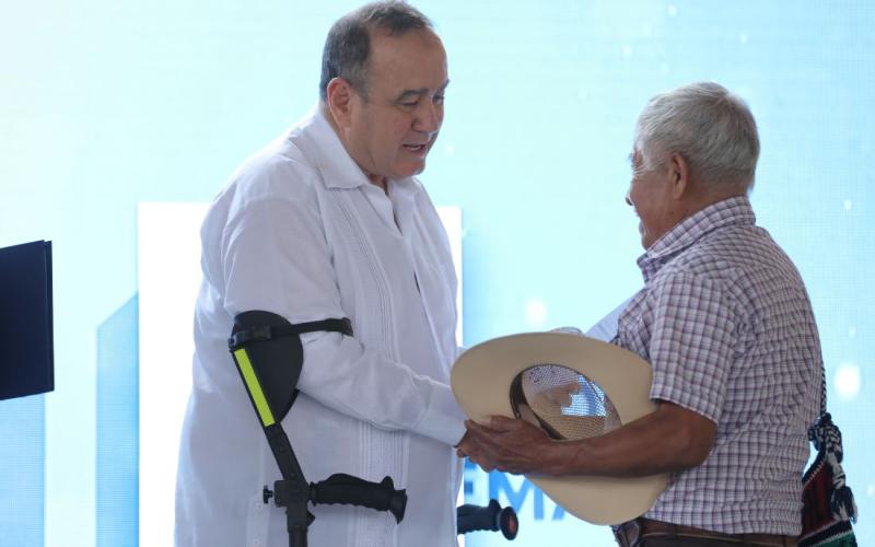Presidente Alejandro Giammattei entrega acreditaciones