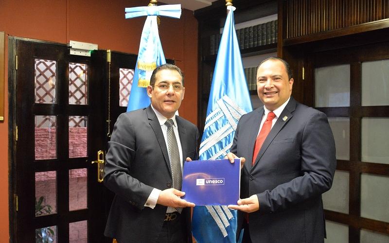 Canciller de Guatemala, Mario Búcaro, recibe credenciales de nuevo representante de la Unesco 