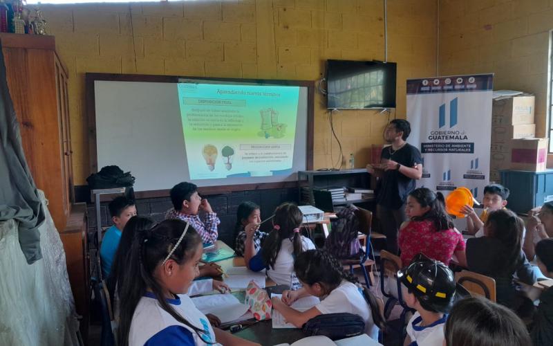 Fomentan la cultura ambiental sostenible con estudiantes de Cobán