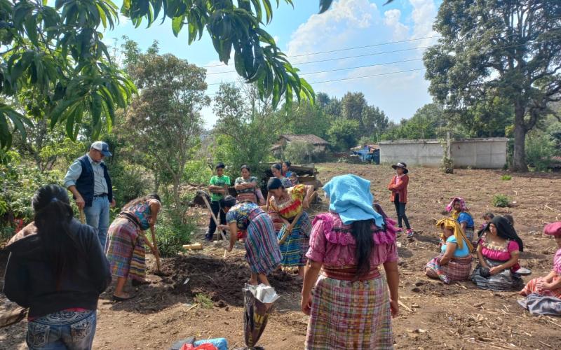 Comunitarias de Santa Cruz del Quiché aprenden a construir filtros para aguas grises
