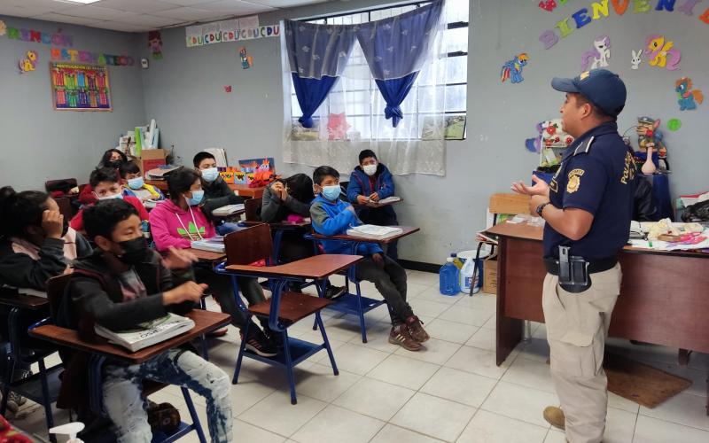 PNC capacita a estudiantes para prevenir el consumo de drogas y el reclutamiento de pandillas