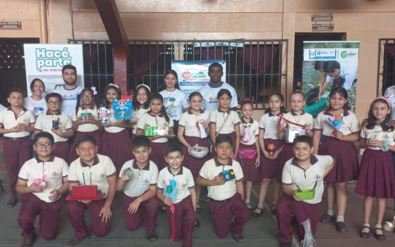 Estudiantes de Izabal aprenden y practican el reciclaje