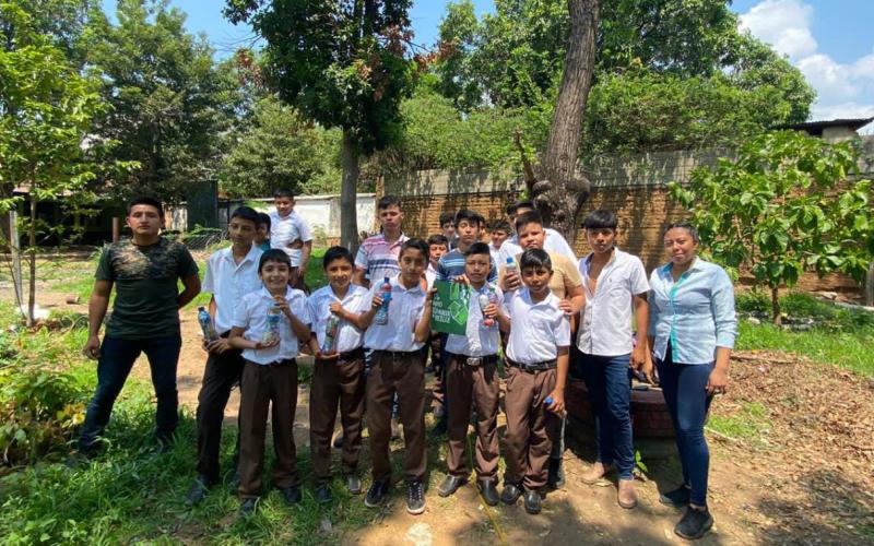 Jóvenes de Chiquimula reciclan y aprenden sobre el medioambiente