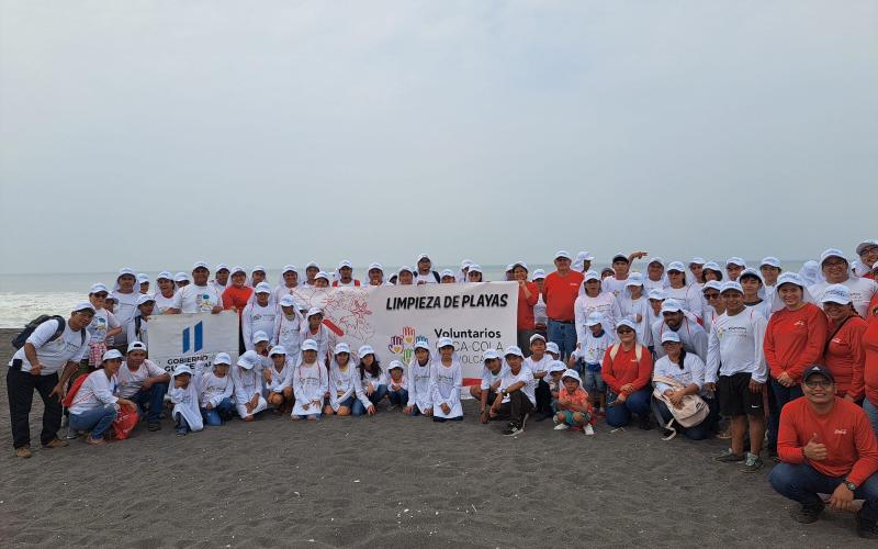 MARN realiza jornada de limpieza en playa de Champerico