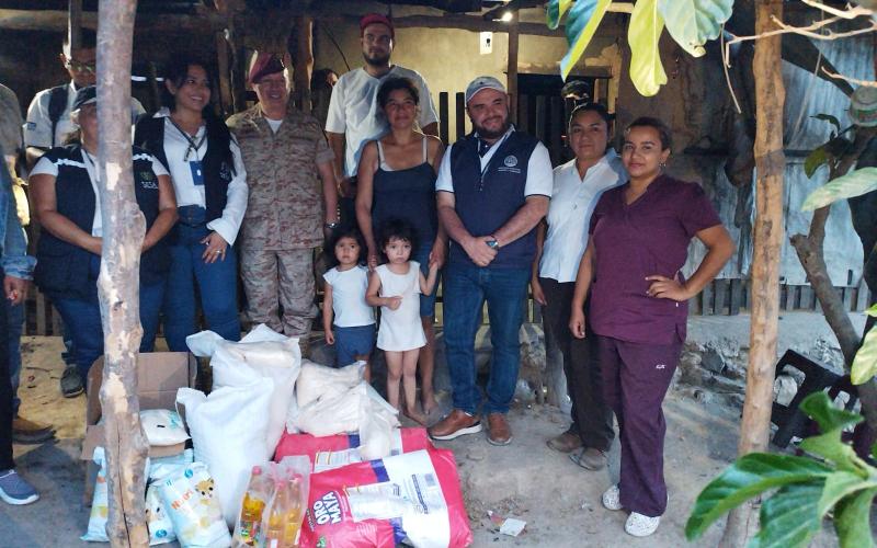 Reservistas militares apoyan en la entrega de paquetes nutricionales a niños con desnutrición aguda como parte de la Gran Cruzada Nacional por la Nutrición.