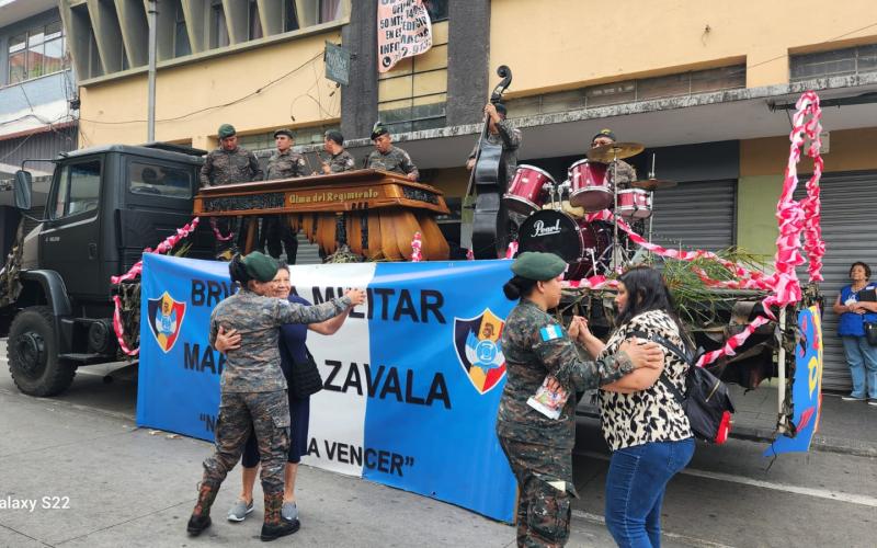 Ejército de Guatemala lleva serenata a las madres guatemaltecas.