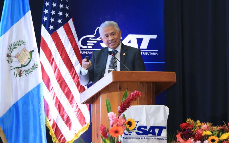 MINFIN participa en conversatorio sobre servicios electrónicos estatales