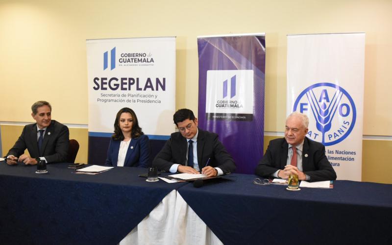 En la mesa, funcionarios de gobierno firman acuerdo para fortalecer el sector mipymes