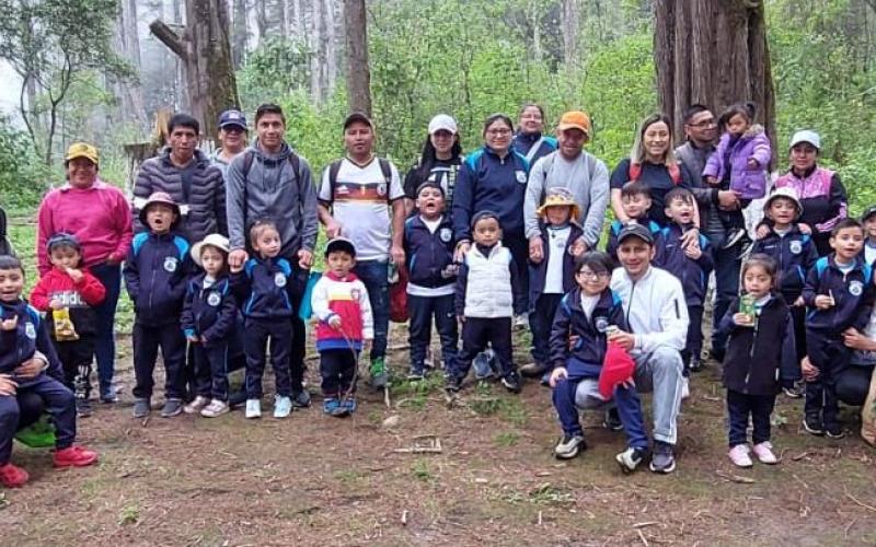 Niños plantan un árbol por el futuro ambiental de San Marcos