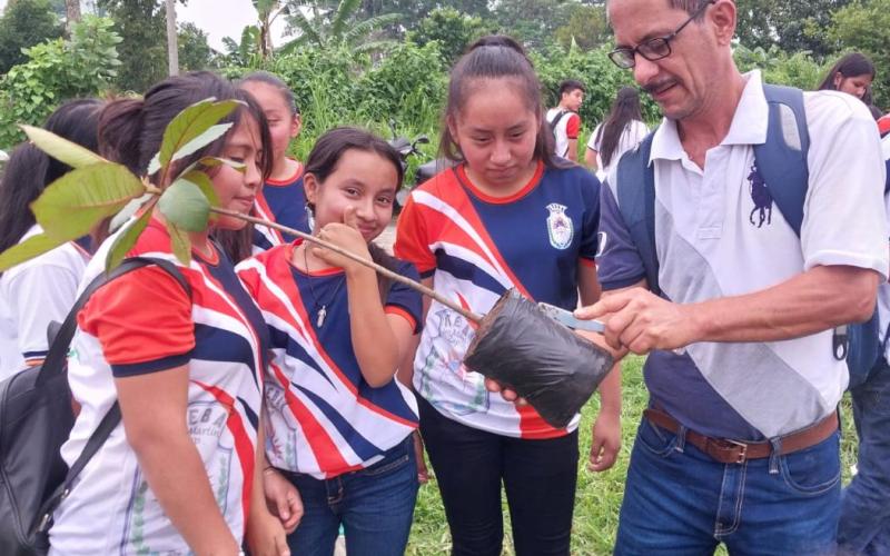 Plantan árboles para mejorar el medioambiente en San Martín Zapotitlán, Retalhuleu