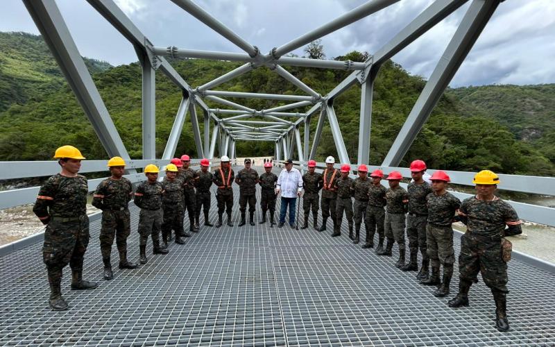 Cuerpo de Ingenieros del Ejército de Guatemala instaló puente de emergencia en Quiché.
