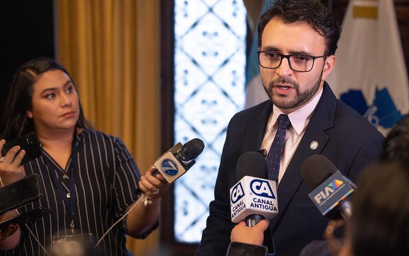 Secretario de Comunicación brinda declaraciones a los medios de comunicación