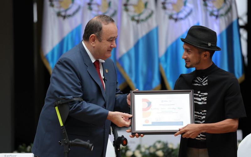 Presidente entrega reconocimiento a artista