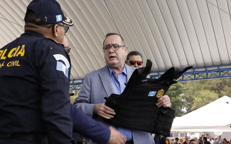 Presidente entrega chalecos antibalas a agente