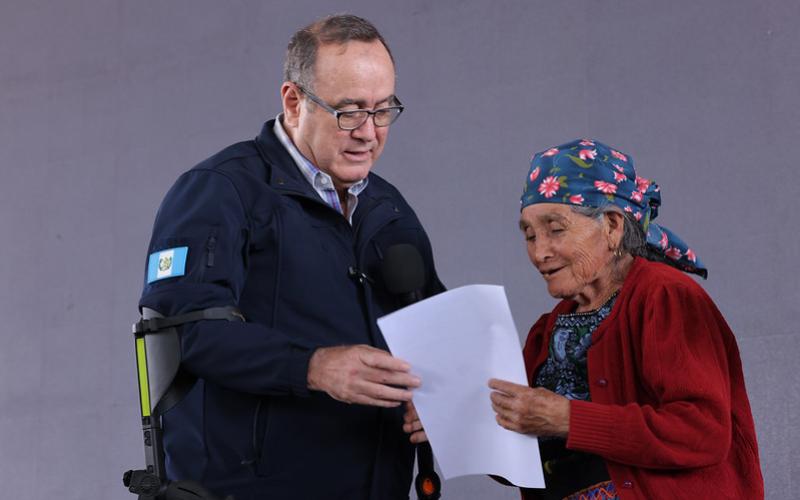 Presidente entrega notificación del PAM