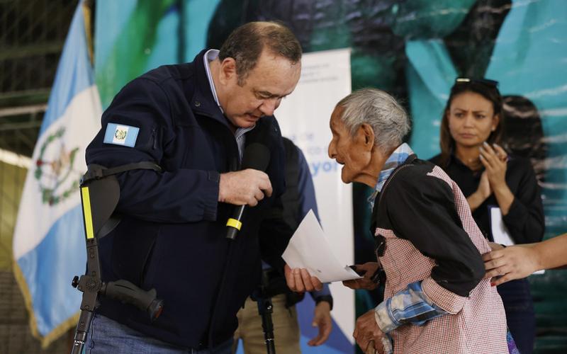 Presidente de la República entrega beneficio a adulto mayor