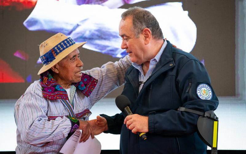 Presidente Alejandro Giammattei entrega acreditaciones