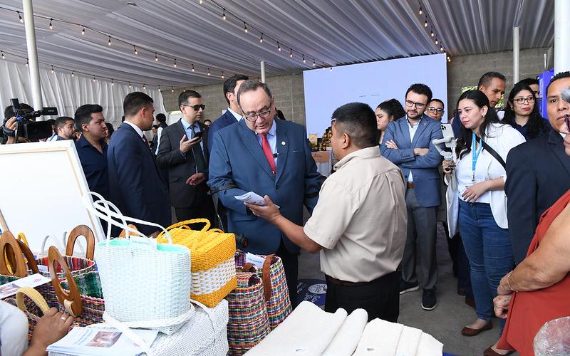 Presidente entrega disntintivo sello blanco