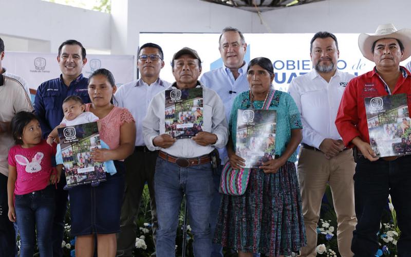 Presidente entrega escrituras a familias de Petén