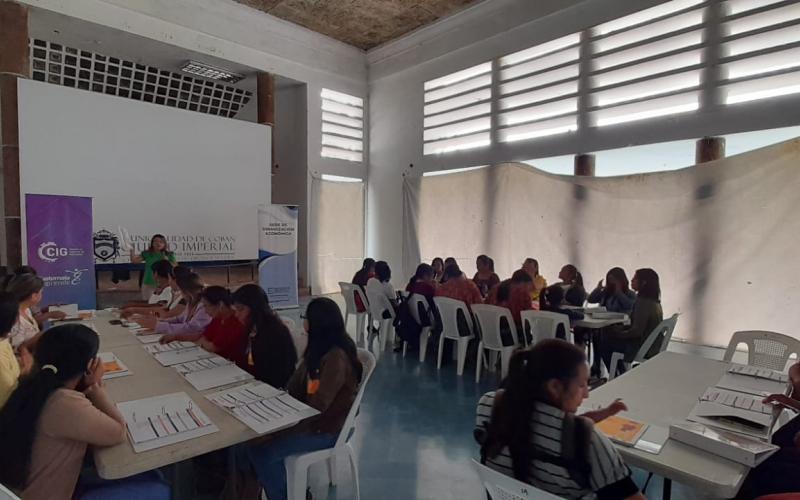 Emprendedoras participan en el lanzamiento del programa "emprendedora chispuda" en Alta Verapaz
