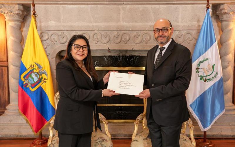 Embajadora de Guatemala presenta Copias de Estilo en Ecuador 