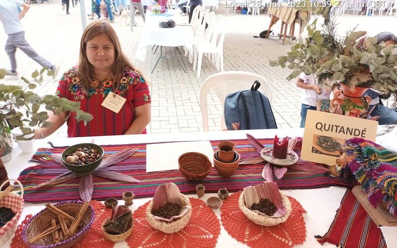 Emprendedora presenta sus productos en festival de Chimaltenango