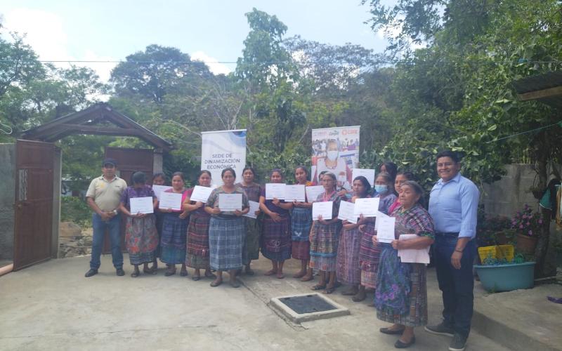 Emprendedores posan para foto con sus diplomas de participación sobre formación de mercado y sus variables en Chimaltenango