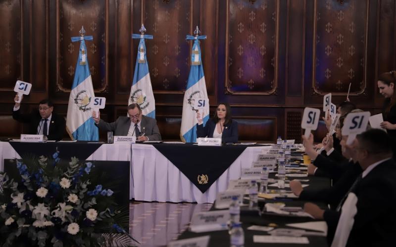 Presidente Alejandro Giammattei con secretaria de Planificación, Keila Vilchez, durante tercera reunión ordinaria del Conadur.