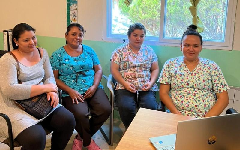 Personal de Esperanza de Vida, en Zacapa durante el inicio del Diplomado de Niñeras.