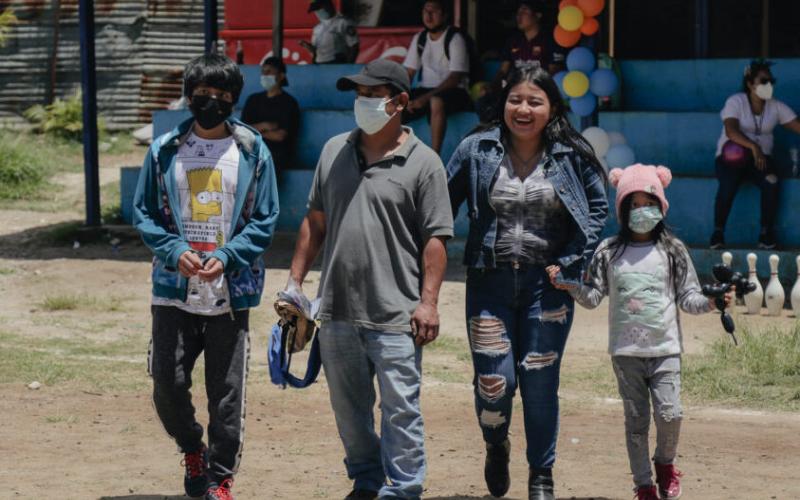 Mantente interesado en las ideas, sentimientos y experiencias de tu hijo.