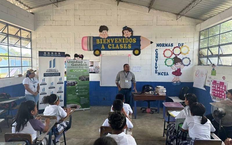 Inculcan en jóvenes de Petén la importancia de la reforestación 